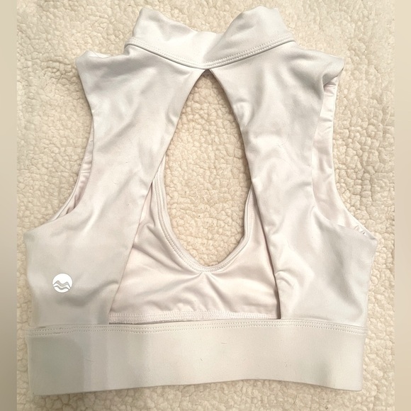 White cutout compression tank - Picture 2 of 3